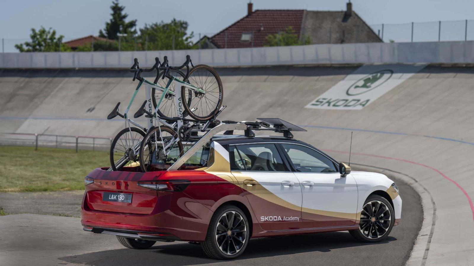 Το Skoda Superb έγινε Pick-up με περίεργη πίσω πόρτα!